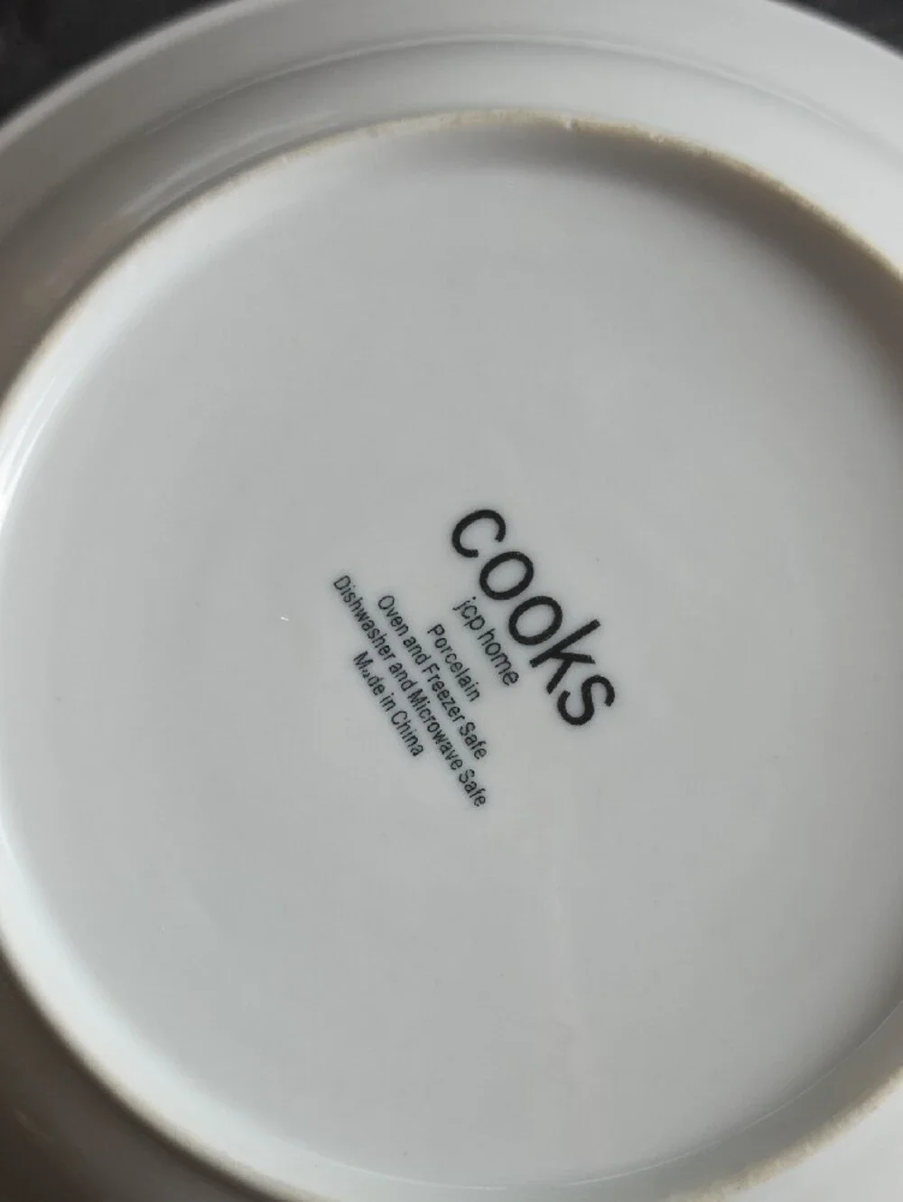 COOKS White Dinner Plates with Black Leaf Motif - Set of 2 CALLOUT-2 Chips